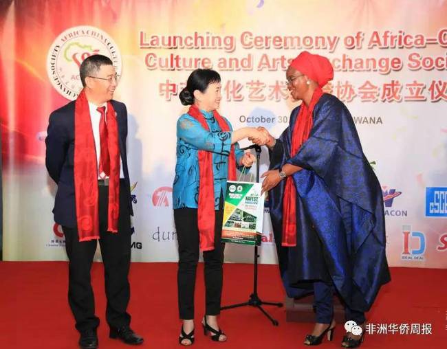 利兹·本主任向朱明瑛主席赠送礼品